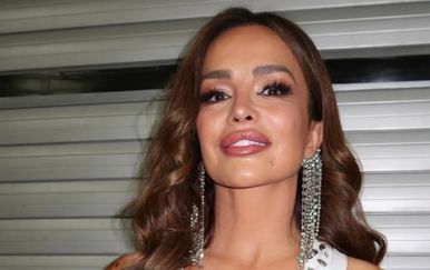 Severina u kratkim traper hlačama sa zakovicama i bijelom topu