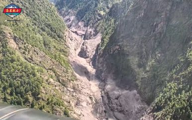 Prijeti novi kataklizmički val: Odron stvorio golemo nestabilno jezero na granici Kine i Nepala, naređena evakuacija