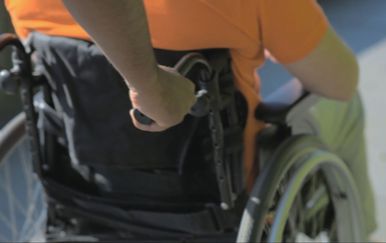 Mjesecima su bili bez osobnog asistenta, sada ih Vlada ponovo ponižava i nudi 3 eura po satu: "Sramotno"