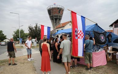 Thompsonovi obožavatelji prije koncerta iskoristili priliku posjetiti Vukovarski vodotoranj