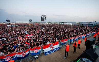 Prizori koji oduzimaju dah! Nepregledna masa ljudi ispunila prostor u Vukovaru, pogledajte ovo more publike