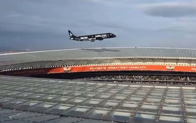 Snimka od koje zastaje dah! Dva aviona preletjela 12 metara iznad krcatog stadiona