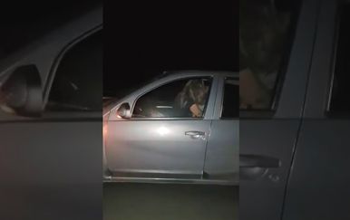 Par zatečen u strastvenom klinču je jurio preko 100 km/h (FOTO: YouTube/Screenshot)