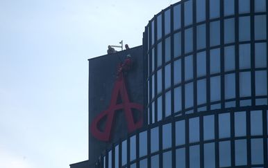 Skidanje velikog Agrokorovog znaka s vrha Ciboninog tornja (Foto: Pixell) - 2