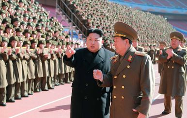 Kim Jong Un i general Hwang Pyong So (Foto: AFP)