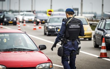 Nizozemska policija na Schipolu (Foto: AFP)