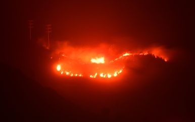 Požar Thomas hara Kalifornijom (Foto: AFP)