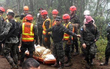 Izvlačenje mrtvih nakon pada helikoptera u Hondurasu (Foto: AFP)