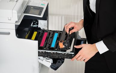Mijenjanje tonera u printeru (Foto: Guliver/Thinkstock)