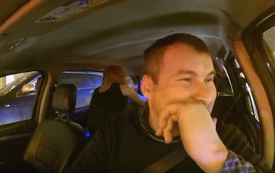 Ovaj ruski taksist učestalo na YouTubeu objavljuje zanimljivosti iz svog vozila (FOTO: YouTube/Screenshot)