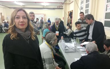 Reporterka Nove TV Katarina Alvir na biralištu u Kataloniji (Dnevnik.hr)