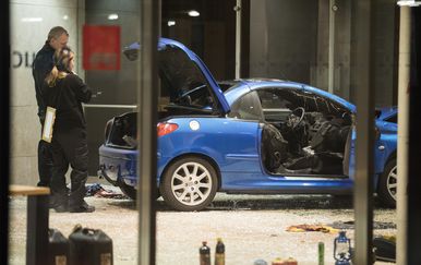 Automobilom se zaletio na sjedište SPD-a (Foto: AFP)