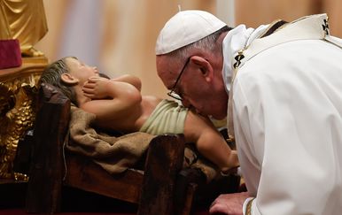 Papa ljubi kip malog Isusa (Foto: AFP)