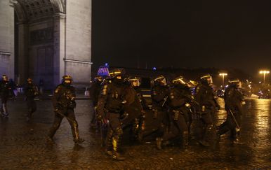 Više od 200 ljudi uhićeno tijekom prosvjeda u Parizu (Foto: AFP) - 4