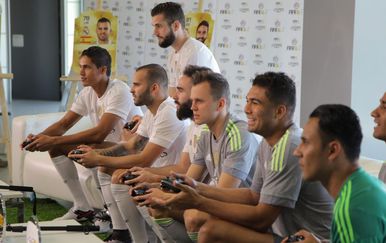Igrači Real Madrida igraju videoigre (Foto: EA)