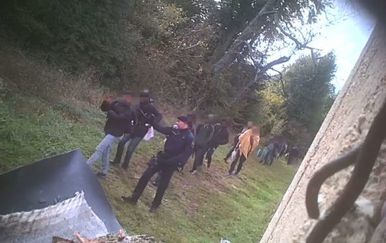 Migranti i policija na zelenoj granici s BiH (Foto: screenshot/borderviolence.eu)