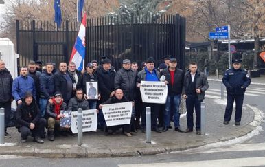 Prosvjedom tražili rješavanje svog statusa (Foto: Dnevnik.hr) - 2