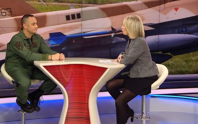 Sabina Tandara Knezović razgovara sa članom stručnog tima za nabavu aviona Željkom Ninićem (Foto: Dnevnik.hr)