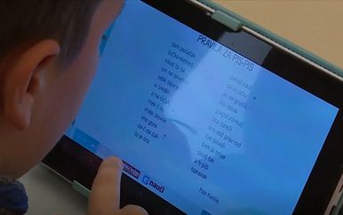 Dječak koristi tablet za rješavanje online zadataka