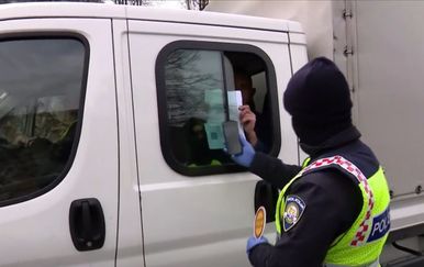 Policajac provjerava e-propusnicu vozaču