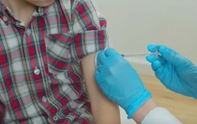 Cijepljenje dječaka