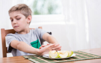 Dječak odbija jesti jabuku, ilustracija