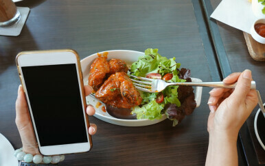Fotografiranje obroka mobitelom.