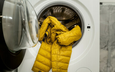 Provjerite na etiketi smijete li jaknu staviti u perilicu rublja