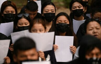 Prosvjednici drže bijele papire u znak protesta