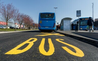 Autobus na okretištu Črnomerec