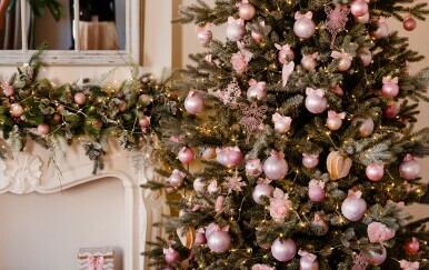 Pastelna ružičasta sve je češći odabir prilikom kićenja božićne jelke
