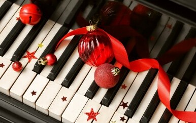 Klavir u božićnom ruhu