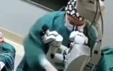 Kirurg udara pacijenticu za vrijeme operacije