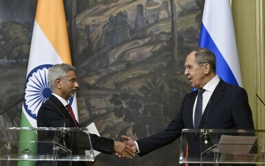 Ministri Lavrov (D) i Jaishankar (L)