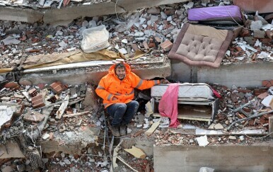 Mesut Hancer drži dvoju kćer pod ruševinama nakon razarajućeg potresa u Turskoj, 7. veljače 2023.