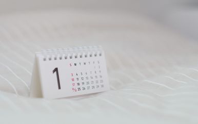 Kalendar na stolu s okrenutim prvim danom u mjesecu