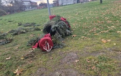 Uništen je adventski vijenac koji je postavljen ispred vukovarske crkve - 5