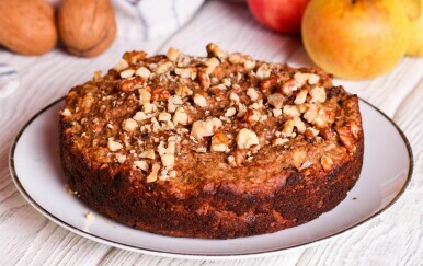 Raskošan i lagano pripit: Jednostavan božićni kolač koji može stajati pola godine