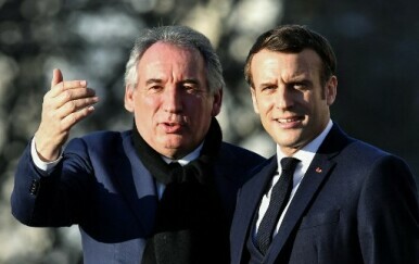 Francois Bayrou i Emmanuel Macron