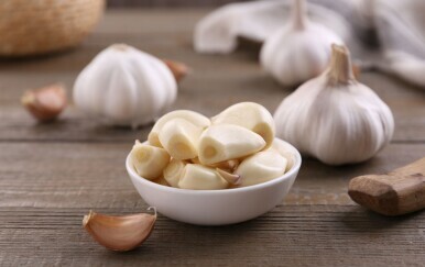 Kada ga dodajete u jelo? 5 najvećih grešaka koje radimo kada kuhamo s češnjakom