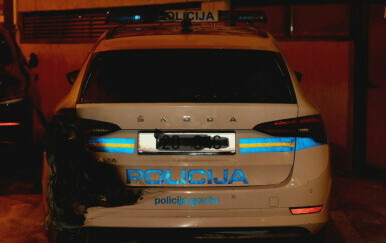 Zapaljen policijski auto - 2