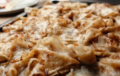 Najbolji prilog uz mesno pečenje: Ovako se rade najfiniji mlinci – baš svaki put