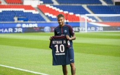 Neymar s dresom PSG-a na Parku prinčevaa