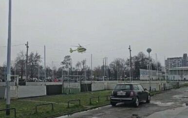 Helikopter se spušta na igralište OŠ Pečko