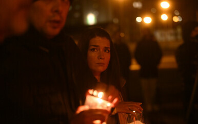 Građani pale svijeće i ostavljaju poruke nakon tragedije u OŠ Prečko