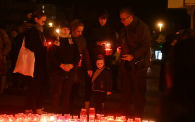 Građani pale svijeće i ostavljaju poruke nakon tragedije u OŠ Prečko