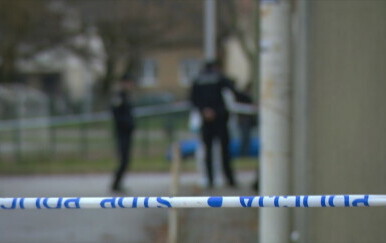 Policija ispred škole - 2