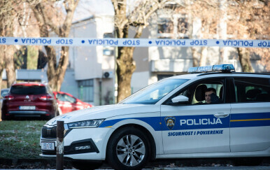 Policija ispred škole Prečko