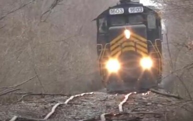 Tračnice izgledaju kao da će izbaciti vlak, snimka je čisti horor