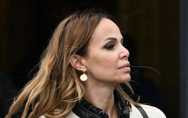 Josipa Pavičić u ženstvenim čizmama i smeđem kaputu